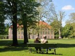 Es grünt so grün in Pankow: Zum Beispiel im Schlosspark. Pankow ist ein Stadtteil, der seinen Bewohnern Idylle mitten in Berlin bietet.