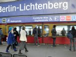 Liegt zentral im Bezirk und dient auch der Regionalzügen als Anlaufstelle: der S-Bahnhof Berlin-Lichtenberg.